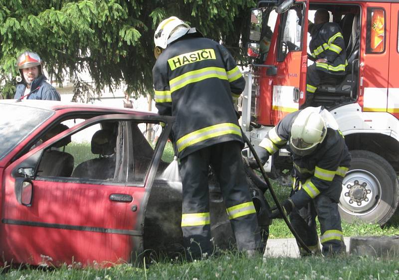 Dobrovolní hasiči z Chodové Plané likvidují požár osobního vozu.