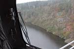 Ze zatěžkávací zkoušky viaduktu přes přehradu Hracholusky.