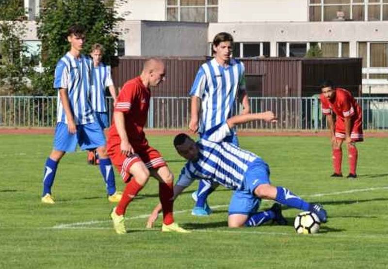 FK Tachov (v červeném) - FK Staňkov (v modrém) 6:1 (3:0).