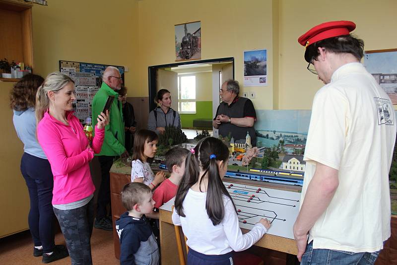 Nejen velké modelové kolejiště obdivovali návštěvníci během výstavy pořádané tachovskými železničními modeláři.
