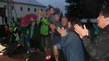 Také odpolední a večerní program Minislavností v Tachově byl poznamenán vytrvalým deštěm.