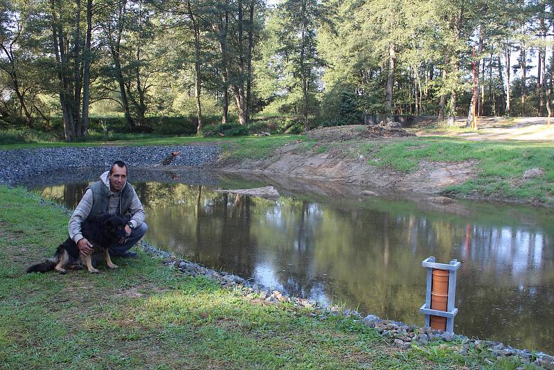 U Čertova mlýna nedaleko Stráže vybudoval Robert Vašíček čtyři rybníky. Černobílý snímek z knihy Cestami krajánků (se svolením autora knihy Zdeňka Procházky) ukazuje podobu mlýna v 50. letech 20. století.