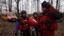 SPOLEČNÉ CVIČENÍ absolvovali amatérští záchranáři ze Záchranné služby Royal Rangers z Černošína a policisté ze Sokolovska. Na Ohři nacvičovali záchranu osob z vody.