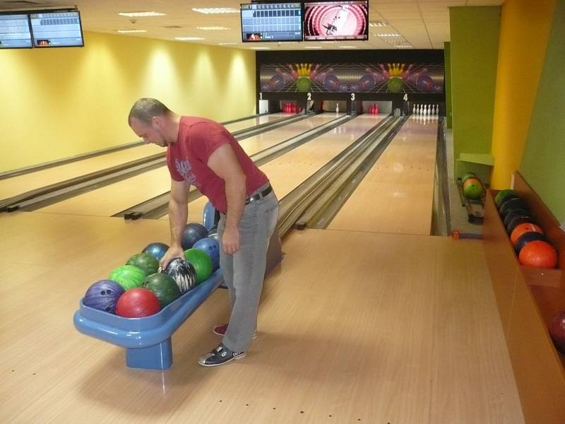 Z turnaje firem v bowlingu.