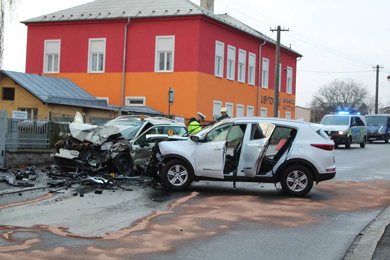 Srážka si vyžádala podle prvotních informací sedm zraněných.