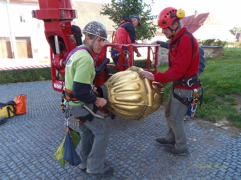 Na špici kostela se měl v úterý vrátit  opravený a pozlacený vrcholový kříž. Z instalace ale nakonec sešlo,  odborníci totiž odhalili  havarijní stav hrotnice.