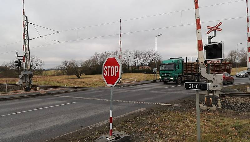 Závory jsou nahoře, vlaky jezdí přes přejezd krokem