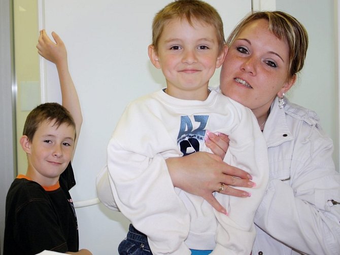 Jakub a Matěj Kotvovi budou mít za měsíc nové cestovní pasy. Na úřadě čekali s maminkou asi hodinu, než na ně přišla řada.