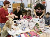 S NĚKTERÝMI výrobky pro školní vánoční jarmark pomáhali také rodiče, kteří s dětmi strávili ve škole jedno odpoledne.