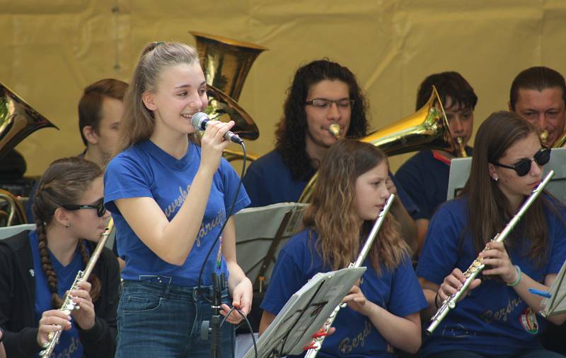 O závěrečný koncert se postarala Juvenka a Frajara Putika