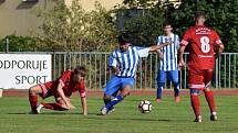 FK Tachov (v červeném) - FK Staňkov (v modrém) 6:1 (3:0).