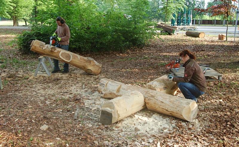 Chodová Planá hostí sochařské sympozium