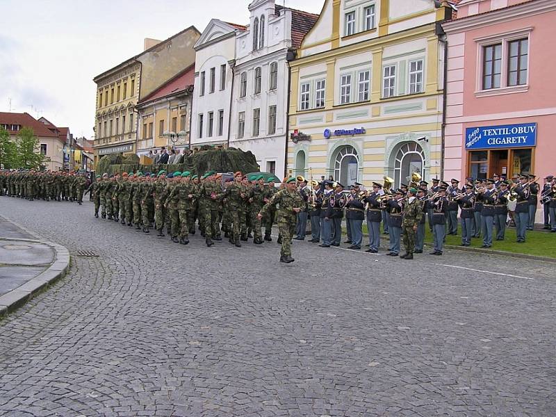 Archivní snímky z posledního vystoupení výcvikového střediska ve Stříbře před jeho ukončením. Akce se konala 11.6.2005 při stříbrských slavnostech. í.