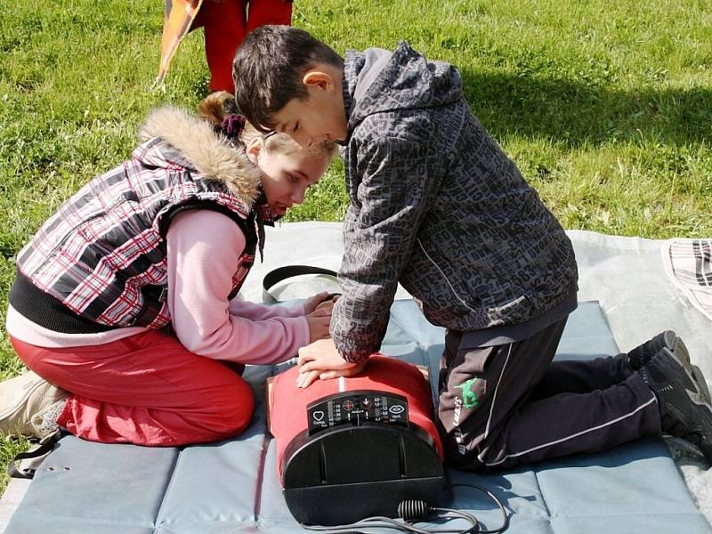Okresní kolo soutěže Malý záchranář se uskutečnilo ve čtvrtek v Tachově u profesionálních hasičů. 