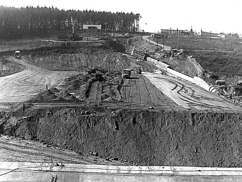 Píše se rok 1961 a betonování budoucí hráze přehrady a dalších součástí je v plném proudu. Zároveň začíná tzv. sypání hráze.
