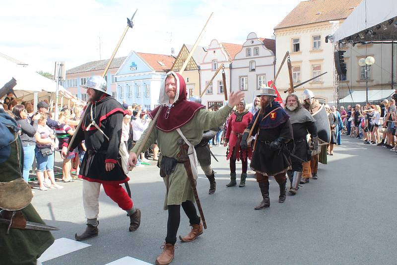 Ulice Tachova zaplnili návštěvníci Husitských historických slavností.