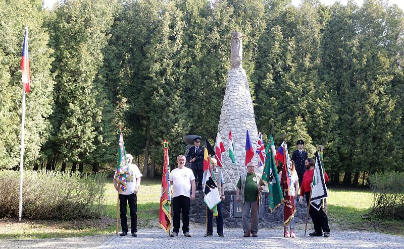 Uctili památku obětí fašismu pohřbených na Pístově