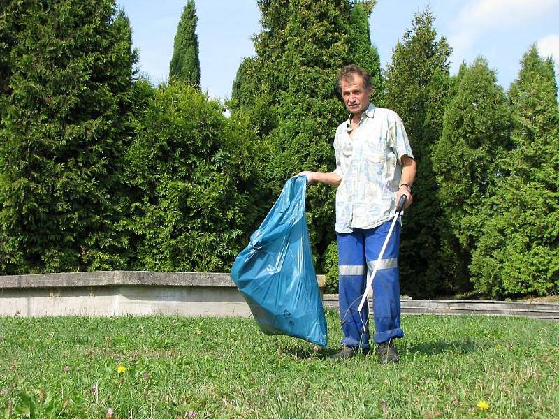 Petr Korodi ze Západočeských komunálních služeb uklízel ve středu kolem tachovského památníku obětem pochodů smrti.