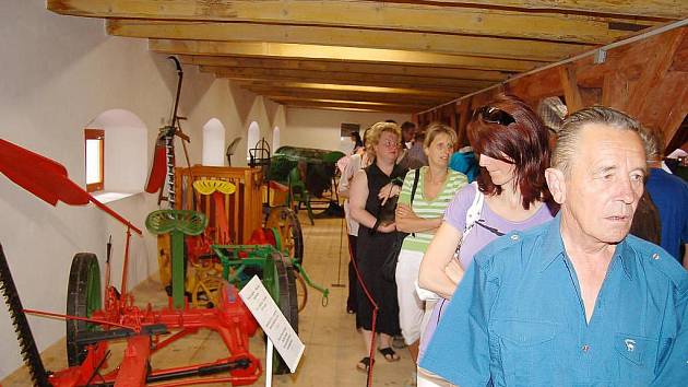 Bezprostředně po slavnostním otevření Vesnického muzea v Halži byl zájem přítomných návštěvníků veliký