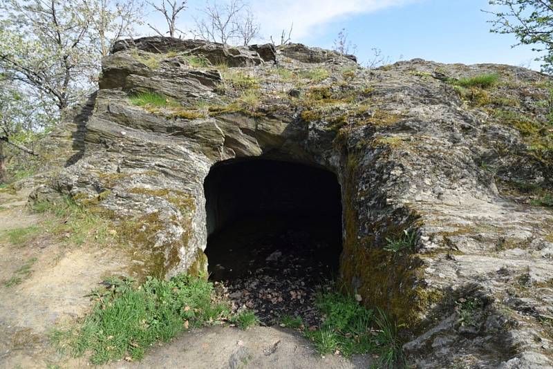 Romantická zřícenina hradu Gutštejn láká turisty k návštěvám.