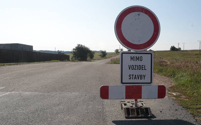 Opravují jednu z nejhorších silnic Tachovska. Uzavírka je mezi okrajem Tachova u sídliště Rapotín, přes Nový Rapotín a Částkovem.