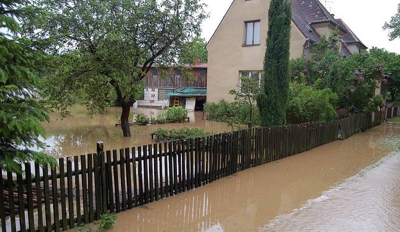 Planá, zahrady domů na cestě vedoucí z Luční ulice směrem ke Sv. Anně.