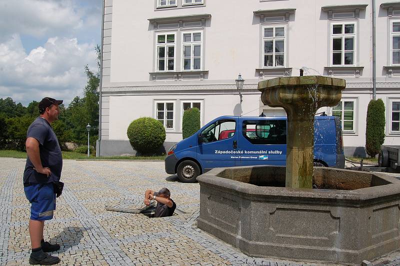 Rekonstruované zadní nádvoří tachovského zámku se stalo oblíbeným místem pro čerstvé novomanžele, kteří využívají zdejší romantické zákoutí k pořízení svatebních fotografií.