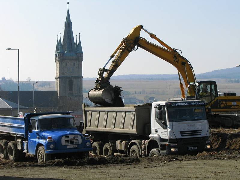 Sokolovna v Tachově v roce 2008, kdy došlo na demolici budovy.