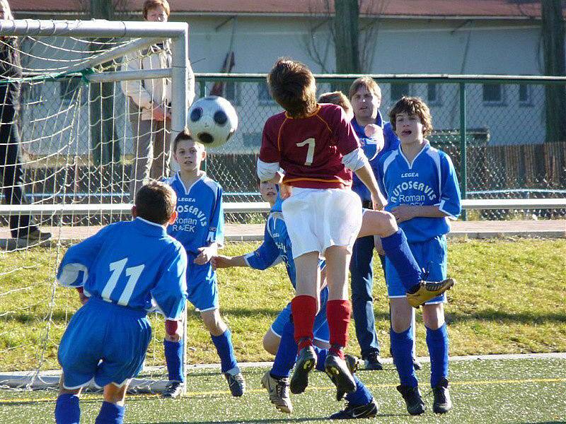 Fotbal: Starší a mladší žáci FK Tachov si v posledním podzimním kole s chutí zastříleli.