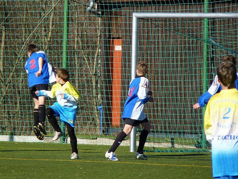 Fotbal: Starší a mladší žáci FK Tachov si v posledním podzimním kole s chutí zastříleli.