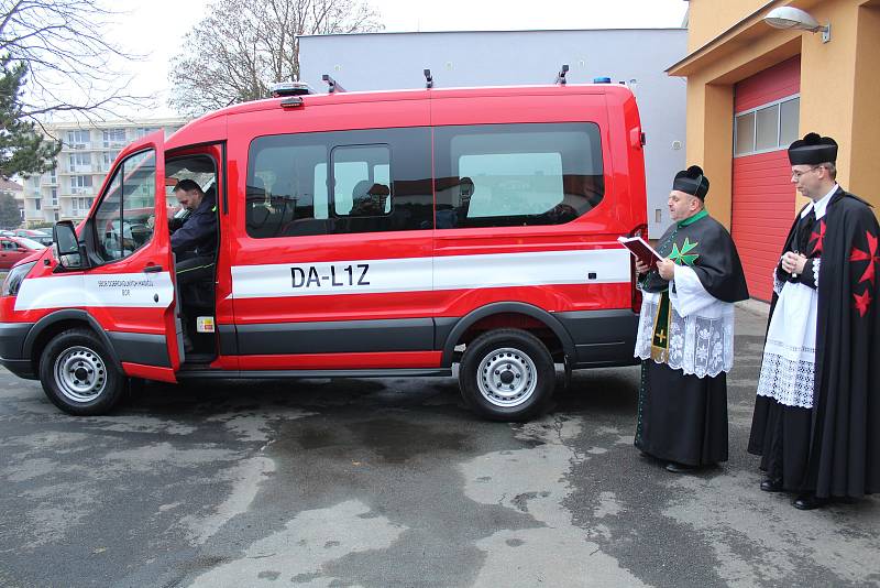 Hasiči v Boru převzali nové vozidlo