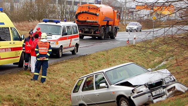 Úmrtím řidičky a lehkým zraněním spolujezdkyně skončila čtvrteční dopravní nehoda