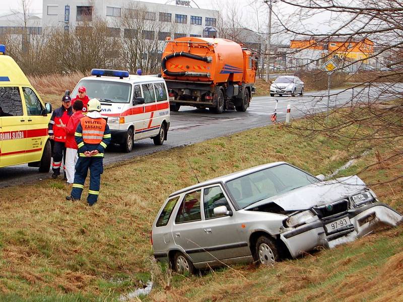 Úmrtím řidičky a lehkým zraněním spolujezdkyně skončila čtvrteční dopravní nehoda