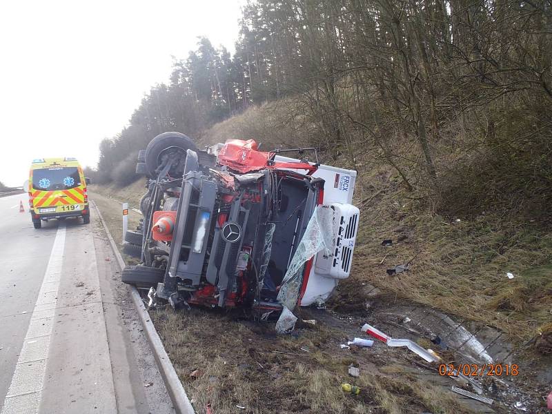 Nákladní automobil narazil do označeného vozidla SSÚD, které převrátil. 