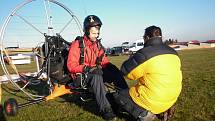 Paragliding je letecký sport. Provozují ho i na letišti v Erpužicích nedaleko Stříbra.