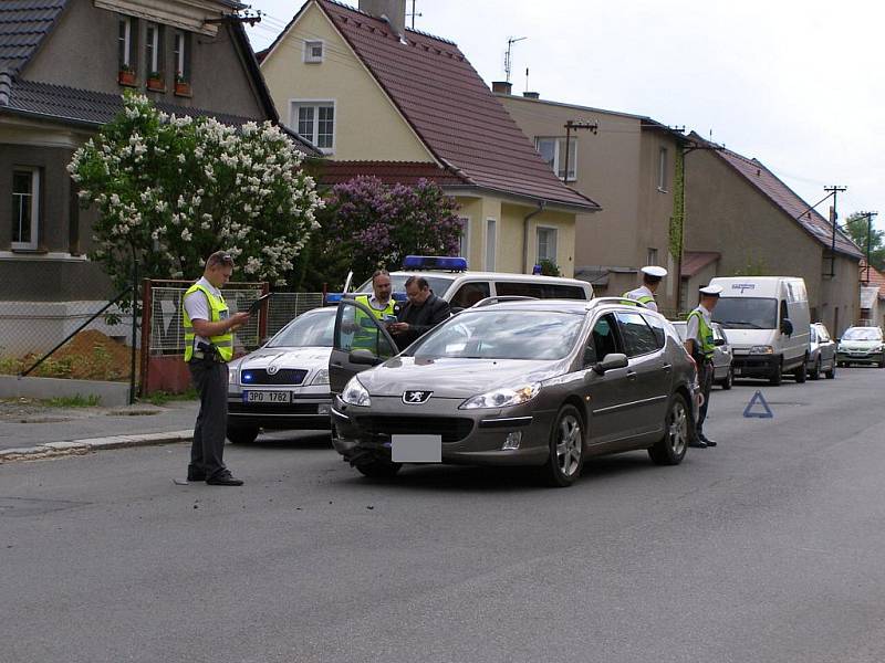 Páteční odpoledne přineslo i nehodu ve Stříbře na Palackého ulici.