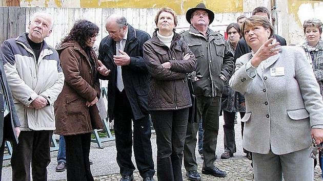 Zastupitelé partnerských měst během prohlídky zámku v Boru