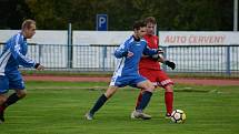 FK Tachov (v červeném) - Sokol Stráž (v modrém) 6:0 (2:0).