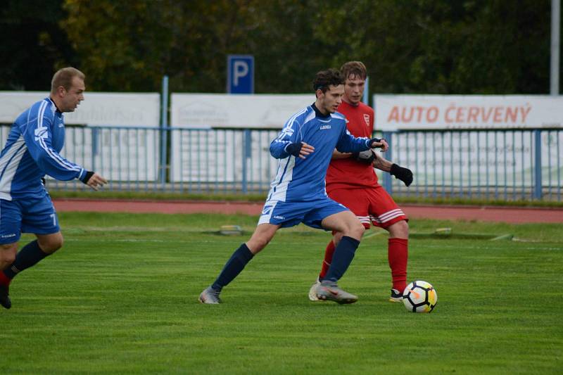 FK Tachov (v červeném) - Sokol Stráž (v modrém) 6:0 (2:0).