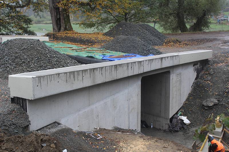 Mostek u hráze rybníku v Lesné je dokončen, teď se bude dělat nová silnice.