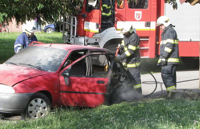 Dobrovolní hasiči z Chodové Plané likvidují požár osobního vozu.