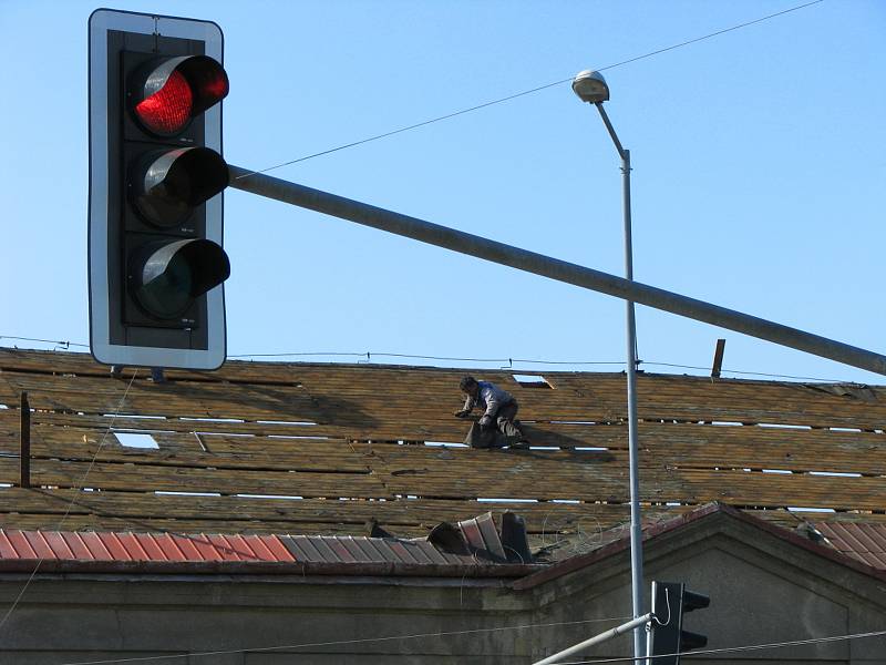 Sokolovna v Tachově v roce 2008, kdy došlo na demolici budovy.