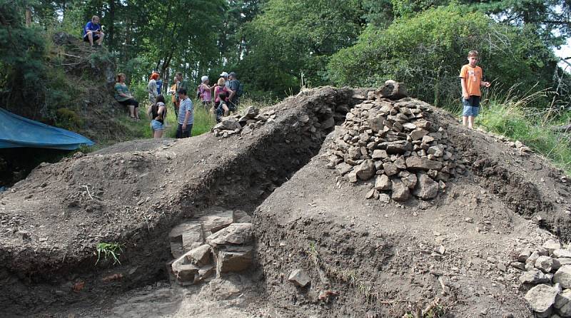 Archeologové hledají na Hrotku stopy bitvy u Třebele