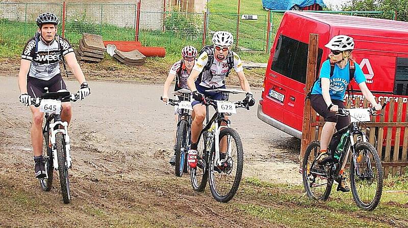 V Nové Vsi u Přimdy startoval Superior Bike Adventure, bodovací cyklistický závod dvojic.