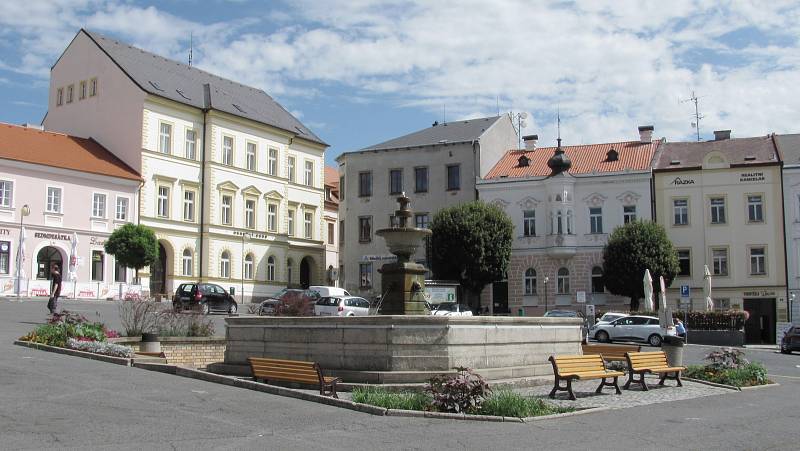 Lavičky a květinová výzdoba  v Tachově