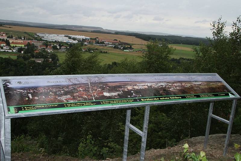 PANORAMATICKOU tabuli instalovali na stříbrském vrchu Ronšperku členové hornicko-historického spolku.