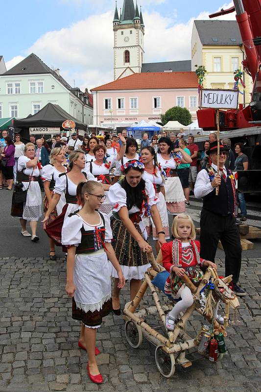 Tradiční Dožínky Plzeňského kraje se v letošním roce konaly v Tachově. Dožínkový průvod prošel městem až na zaplněné náměstí.