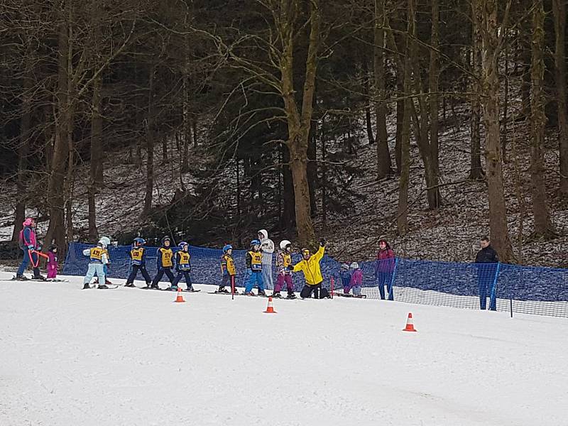 Lyžařské kurzy rozhodně nejsou záležitostí pouze základních a středních škol. Své zážitky na svahu si užily také děti z Mateřské školy ve Stříbře. Společně se totiž vypravily na sjezdovku v Mariánských lázních, aby zde absolvovaly základní lyžařský kurz. 