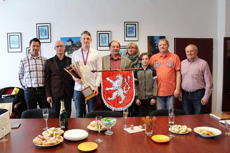 Filip Krasanovský, který se Škodou Plzeň získal juniorský titul mistra republiky, byl přijat na tachovské radnici.