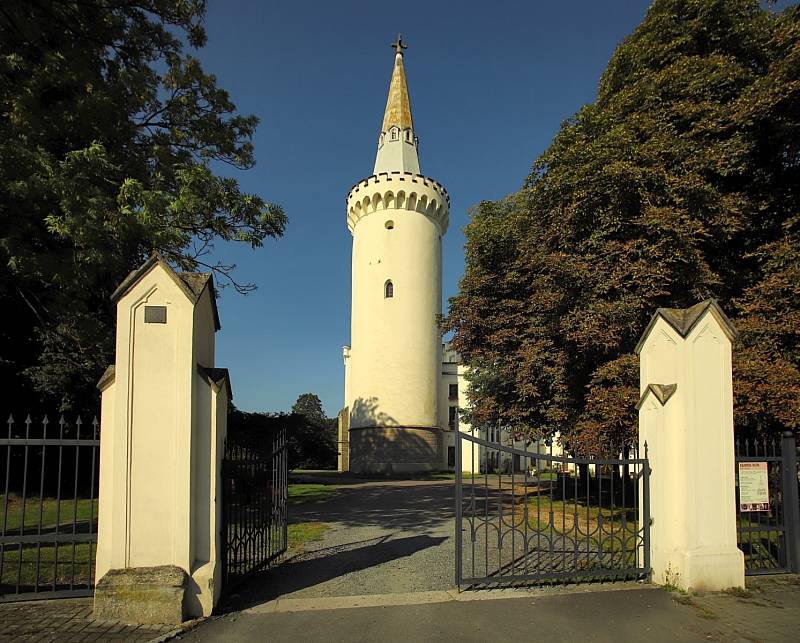 Zámek Bor je hrad přestavěný na novogotický zámek ve stejnojmenném městě v okrese Tachov.